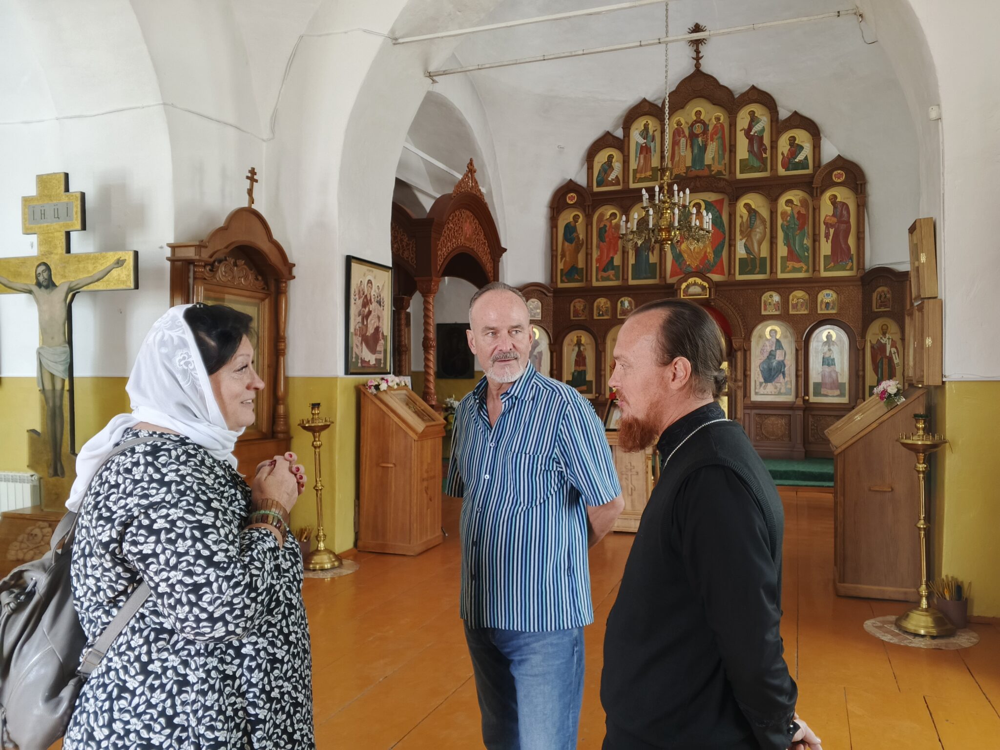 Е. Сергеева, Г. Петухов с настоятелем храма в Бортсурманах